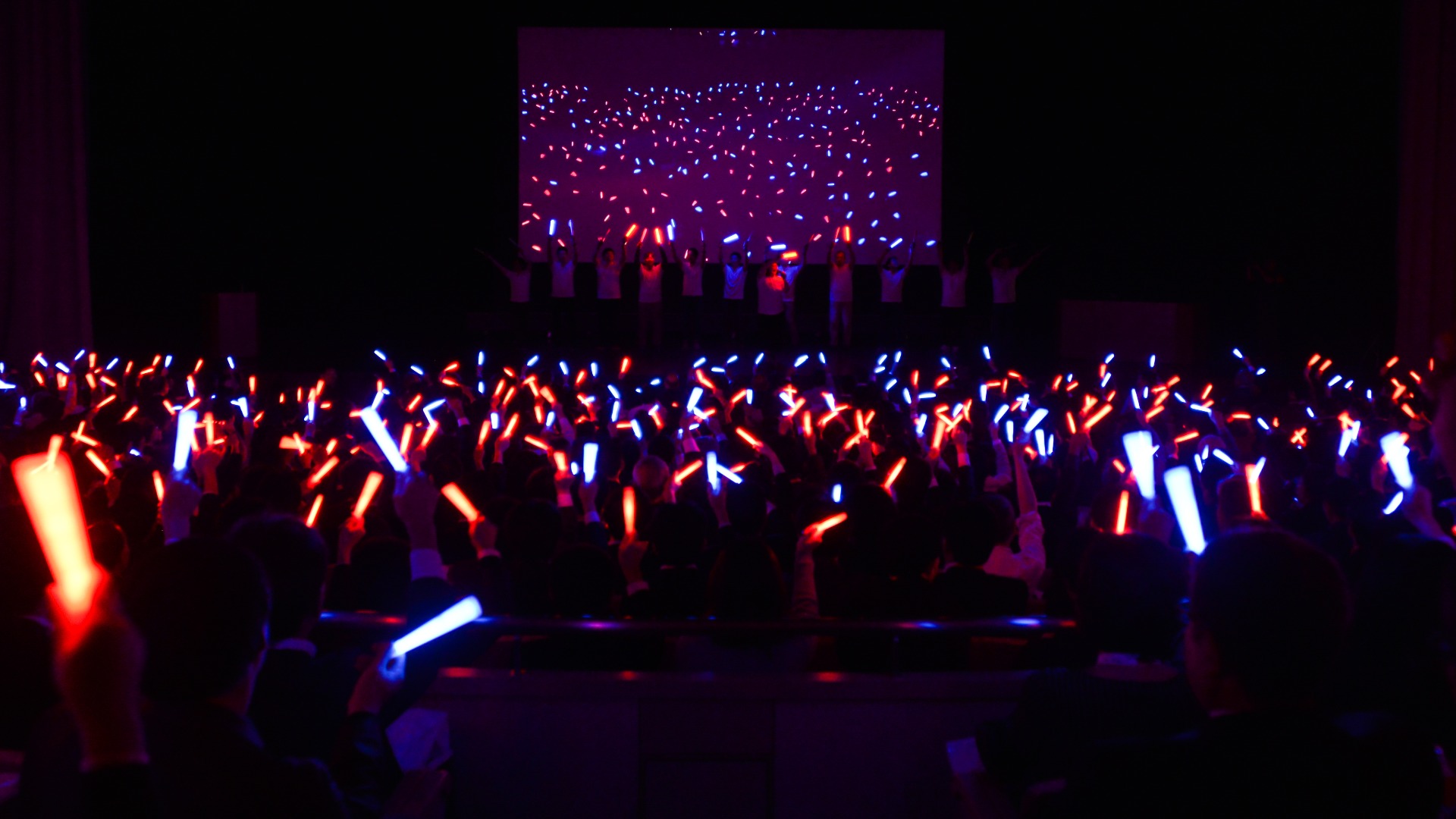 Neonlichter auf einem Konzert im Dunklen
